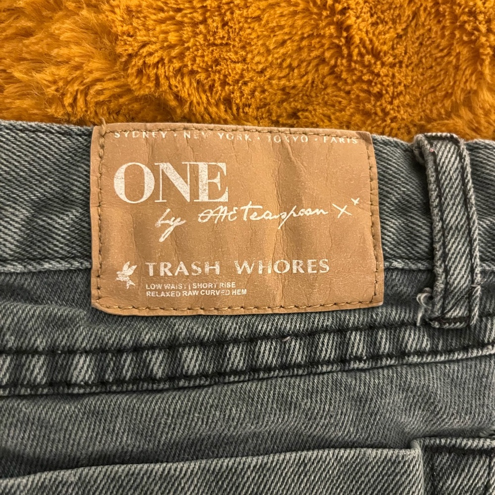 One teaspoon trash whores destroyed Jean short in a navy / grey size 30 denim